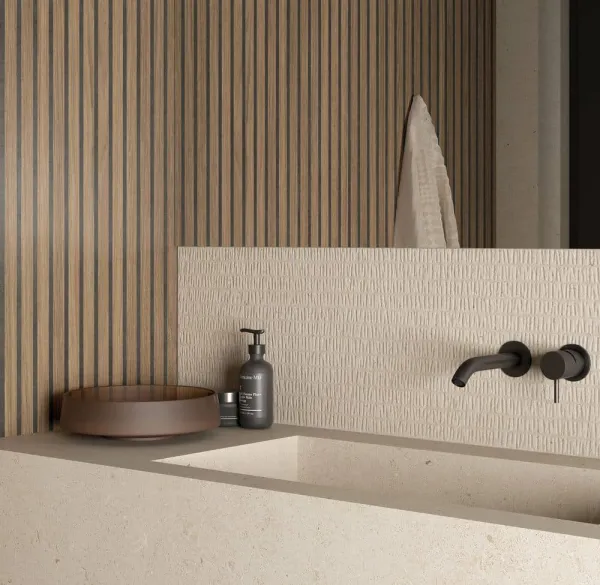 Baño con azulejos efecto madera en tonos cálidos, colección Tokyo de Durstone