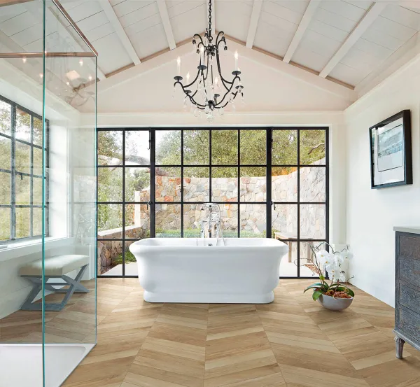 Baño con azulejos efecto madera, colección Treverksoul de Marazzi