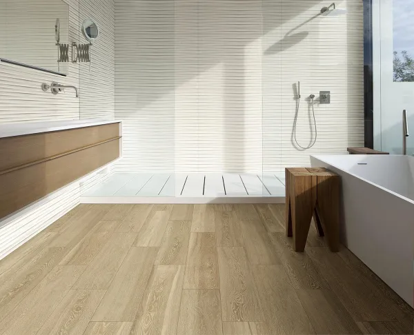 Baño con azulejos efecto madera, colección Treverkview de Marazzi