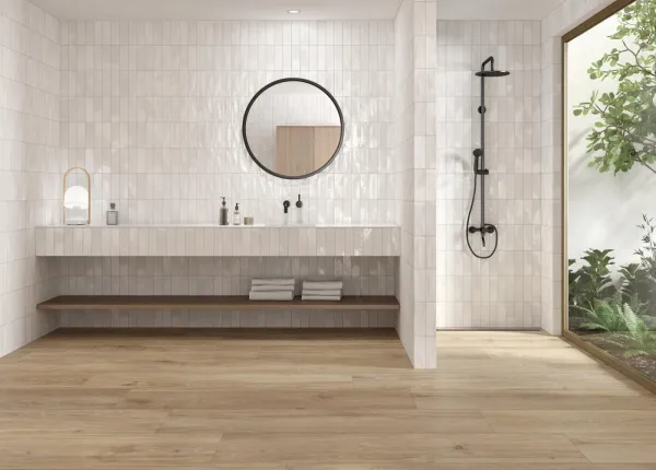 Baño con azulejos efecto madera, colección Verbier de Peronda