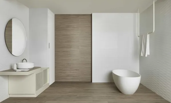 Baño con azulejos efecto madera en tonos neutros, colección Verbier de Peronda
