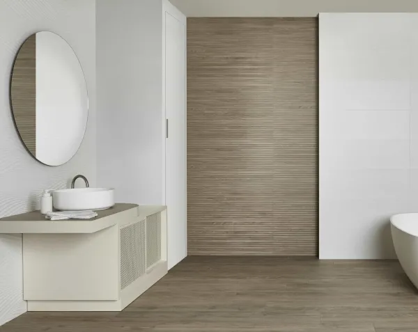Baño con azulejos efecto madera en tonos neutros, colección Verbier de Peronda