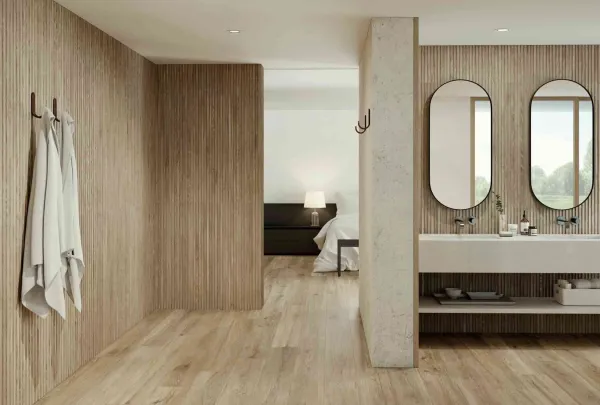 Baño con azulejos efecto madera en tonos cálidos, colección Verbier de Peronda