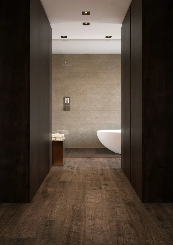 Baño con azulejos efecto madera en tonos cálidos, colección Vero de Marazzi