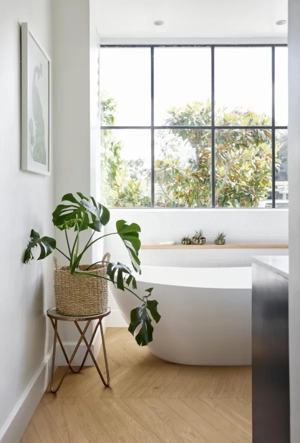 Baño con azulejos efecto madera, colección Vero de Marazzi