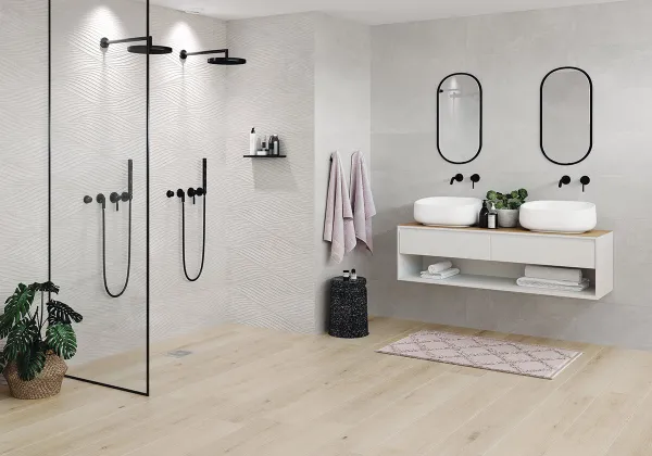 Baño con azulejos efecto madera en tonos neutros, colección Whistler de Peronda