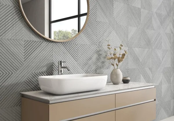Baño con azulejos efecto madera en tonos neutros, colección Wood story de Colorker