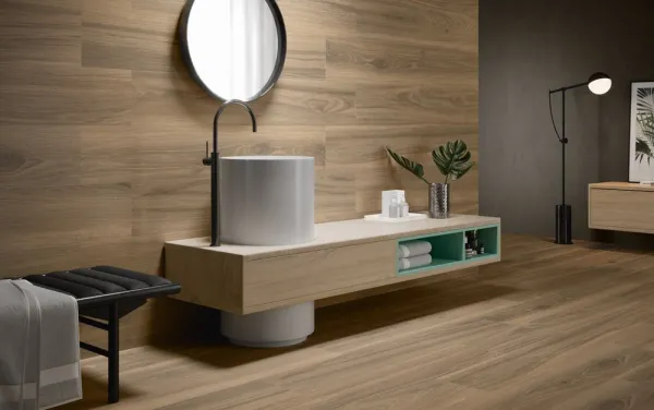 Baño con azulejos efecto madera en tonos cálidos, colección Woodsense de Colorker