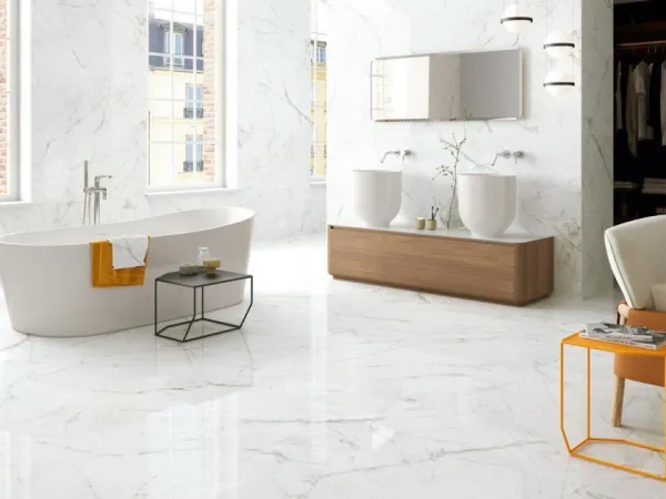 Baño con azulejos efecto mármol en tonos neutros, colección Agata de Durstone