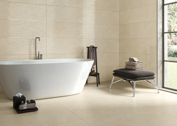 Baño con azulejos efecto mármol en tonos cálidos, colección Allison de Alaplana