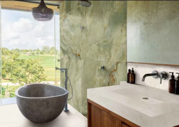 Baño con azulejos efecto mármol en tonos fríos, colección Allmarble de Marazzi