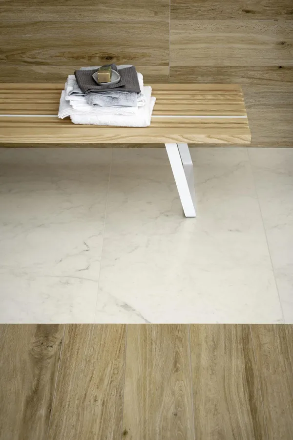 Baño con azulejos efecto mármol en tonos cálidos, colección Allmarble de Marazzi
