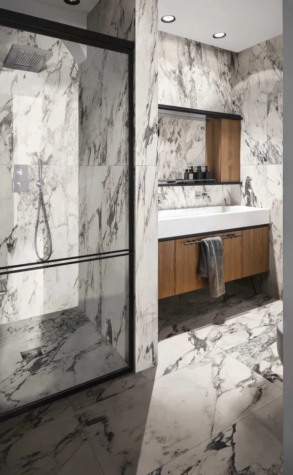 Baño con azulejos efecto mármol en tonos neutros, colección Allmarble de Marazzi