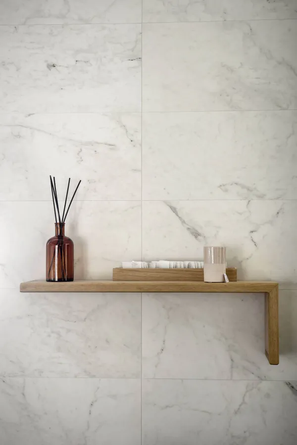 Baño con azulejos efecto mármol en tonos neutros, colección Allmarble de Marazzi