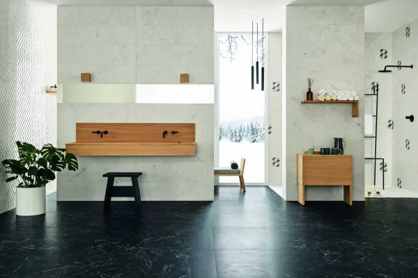 Baño con azulejos efecto mármol en tonos fríos, colección Allmarble de Marazzi