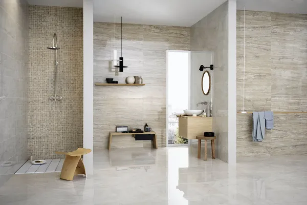 Baño con azulejos efecto mármol, colección Allmarble de Marazzi