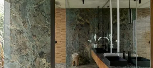 Baño con azulejos efecto mármol en tonos fríos, colección Allmarble de Marazzi