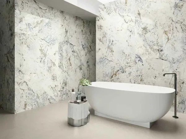 Baño con azulejos efecto mármol en tonos neutros, colección Alpen quartz de Ape