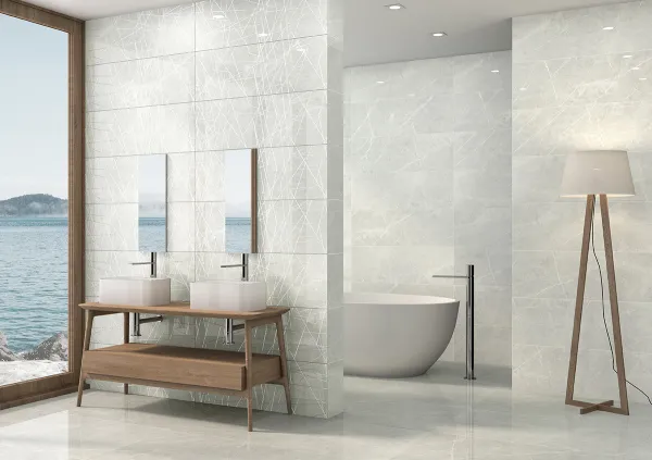Baño con azulejos efecto mármol en tonos neutros, colección Altamura de TAU ceràmica