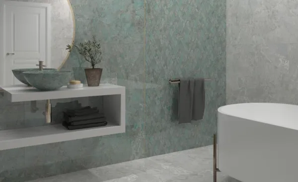 Baño con azulejos efecto mármol en tonos fríos, colección Amazonite de Dune