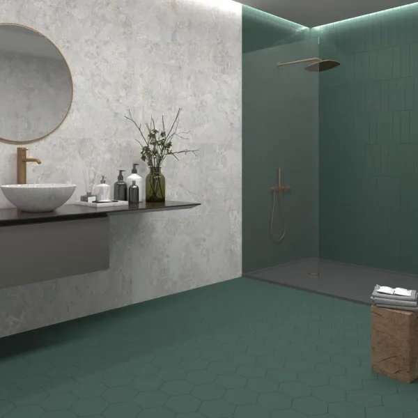 Baño con azulejos efecto mármol, colección Amazonite de Dune