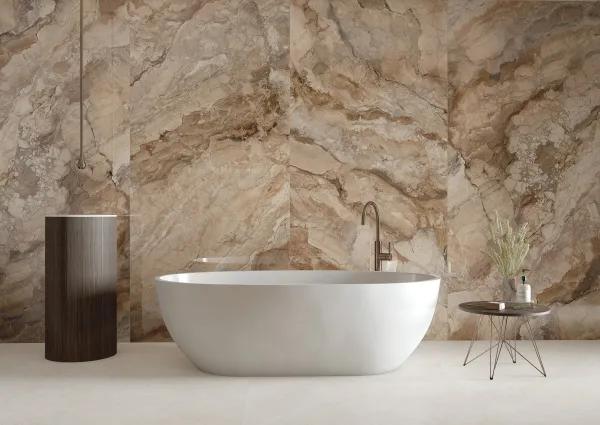 Baño con azulejos efecto mármol en tonos cálidos, colección Ankara de Grespania