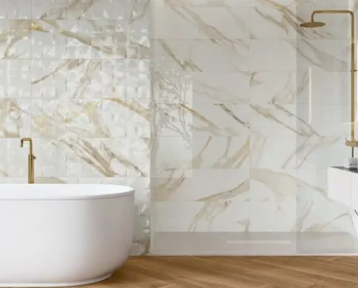 Baño con azulejos efecto mármol, colección Antik de Alaplana