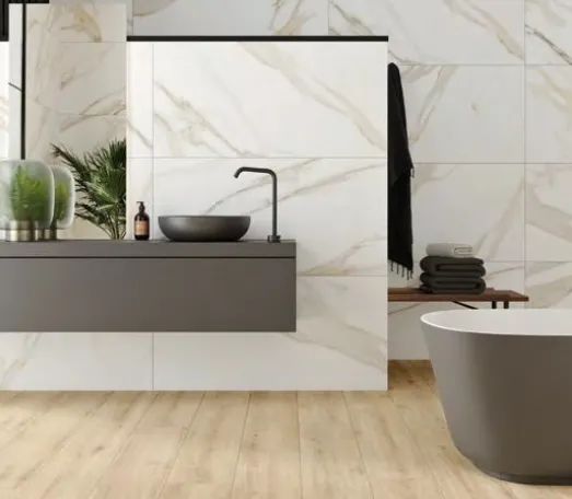 Baño con azulejos efecto mármol, colección Antik de Alaplana