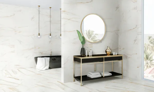 Baño con azulejos efecto mármol en tonos neutros, colección Ardenza de Keros