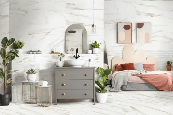 Baño con azulejos efecto mármol en tonos neutros, colección Ardenza de Keros