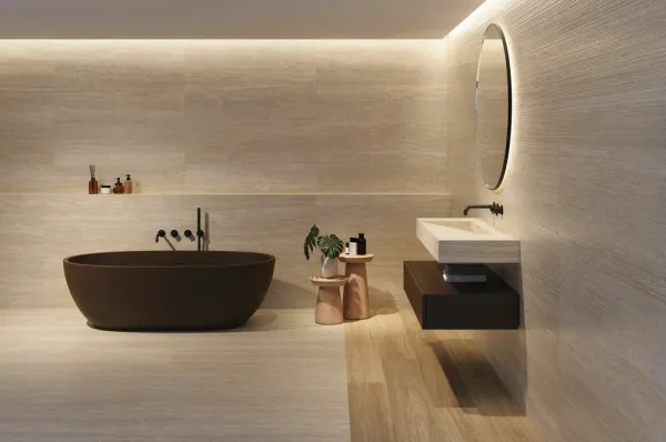 Baño con azulejos efecto mármol en tonos cálidos, colección Arte de Museum