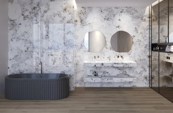 Baño con azulejos efecto mármol en tonos neutros, colección Artic de Museum
