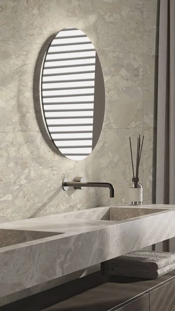 Baño con azulejos efecto mármol, colección Ashen de Apavisa