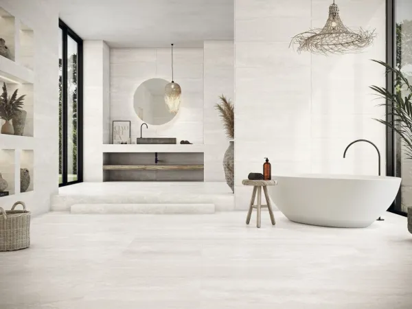 Baño con azulejos efecto mármol en tonos neutros, colección Athena de Colorker