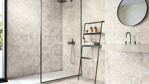 Baño con azulejos efecto mármol en tonos neutros, colección Augustus de Ape