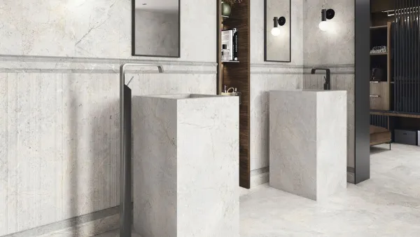 Baño con azulejos efecto mármol en tonos neutros, colección Augustus de Ape