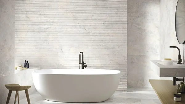 Baño con azulejos efecto mármol en tonos neutros, colección Augustus de Ape