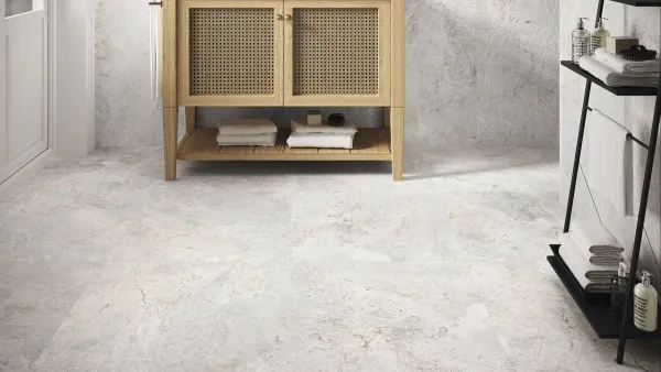 Baño con azulejos efecto mármol en tonos neutros, colección Augustus de Ape