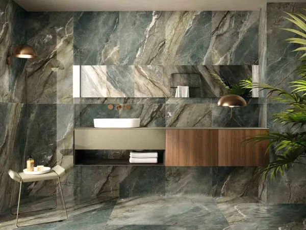 Baño con azulejos efecto mármol en tonos fríos, colección Brazil de Ape