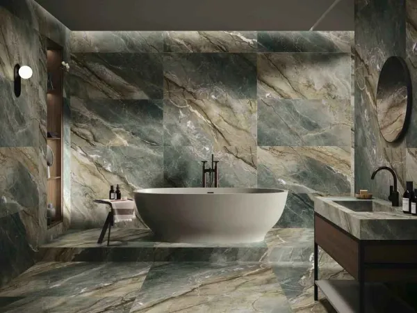 Baño con azulejos efecto mármol en tonos fríos, colección Brazil de Ape