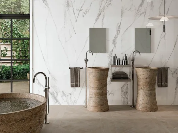 Baño con azulejos efecto mármol, colección Calacatta 4d de Museum