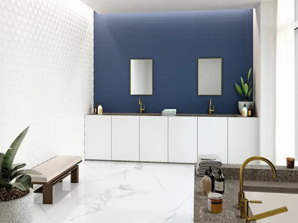 Baño con azulejos efecto mármol, colección Calacatta 4d de Museum