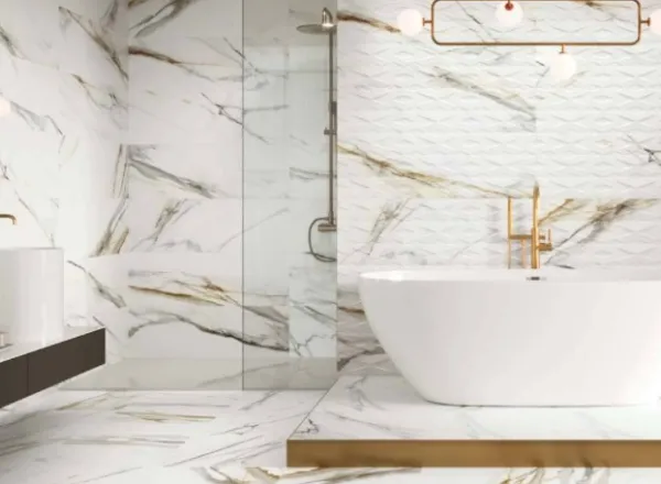 Baño con azulejos efecto mármol en tonos neutros, colección Calacatta gold de Colorker