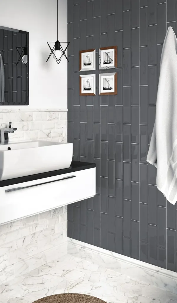 Baño con azulejos efecto mármol en tonos neutros, colección Carrara de Equipe