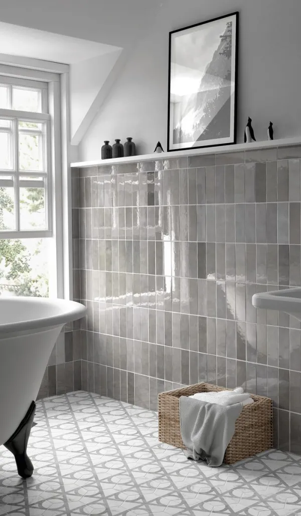 Baño con azulejos efecto mármol en tonos neutros, colección Carrara de Equipe