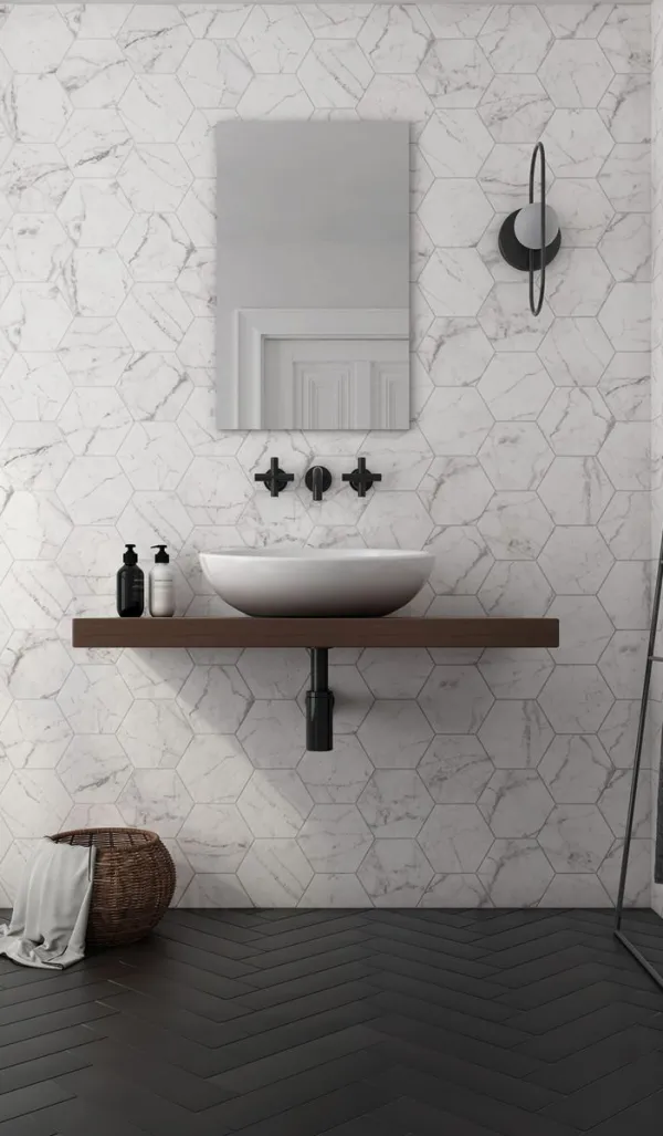 Baño con azulejos efecto mármol en tonos neutros, colección Carrara de Equipe