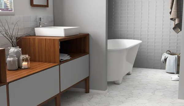 Baño con azulejos efecto mármol en tonos neutros, colección Carrara de Equipe