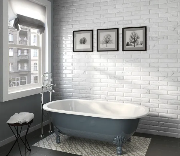 Baño con azulejos efecto mármol en tonos neutros, colección Carrara de Equipe