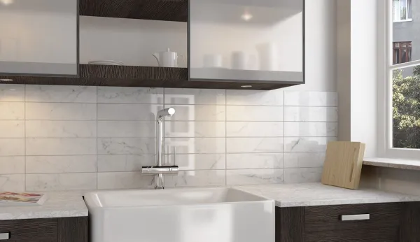 Baño con azulejos efecto mármol en tonos neutros, colección Carrara de Equipe