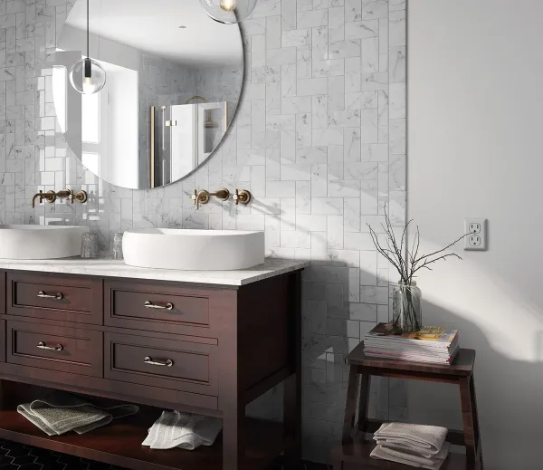 Baño con azulejos efecto mármol en tonos neutros, colección Carrara de Equipe